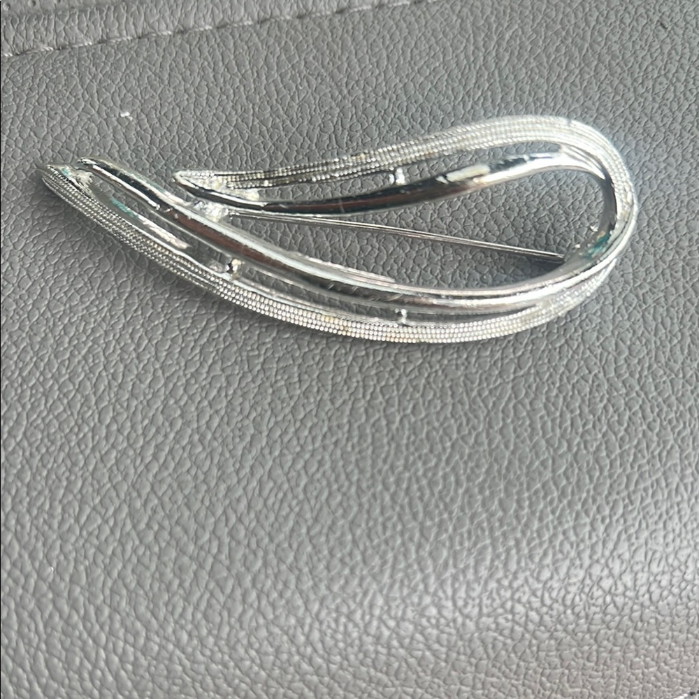 Sophisticated Silver Hair Accessory with Abstract Design